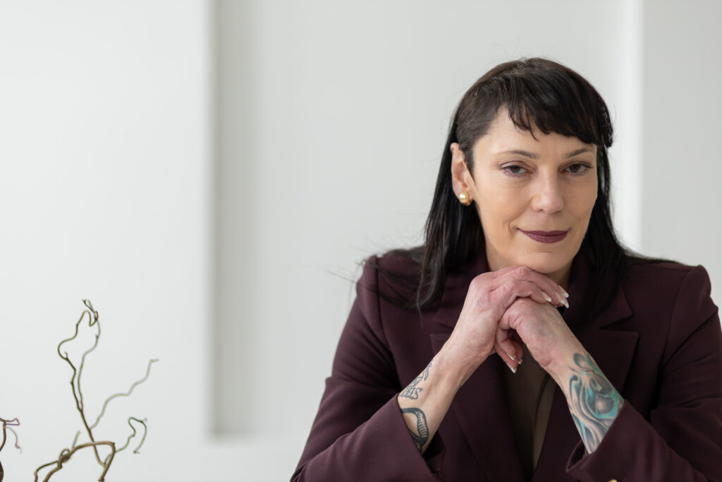 Anna bei einem Business Shooting am Schreibtisch in Hamburg